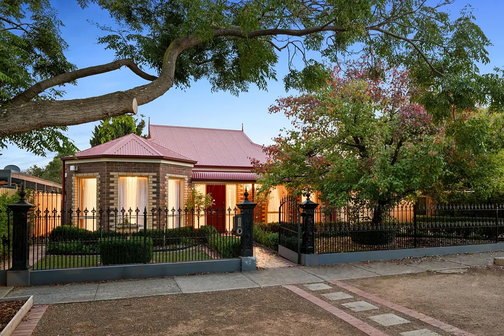 Werribee 4Zimmer Timeless Elegance Meets Family Comfort in a Prime South Werribee Location!