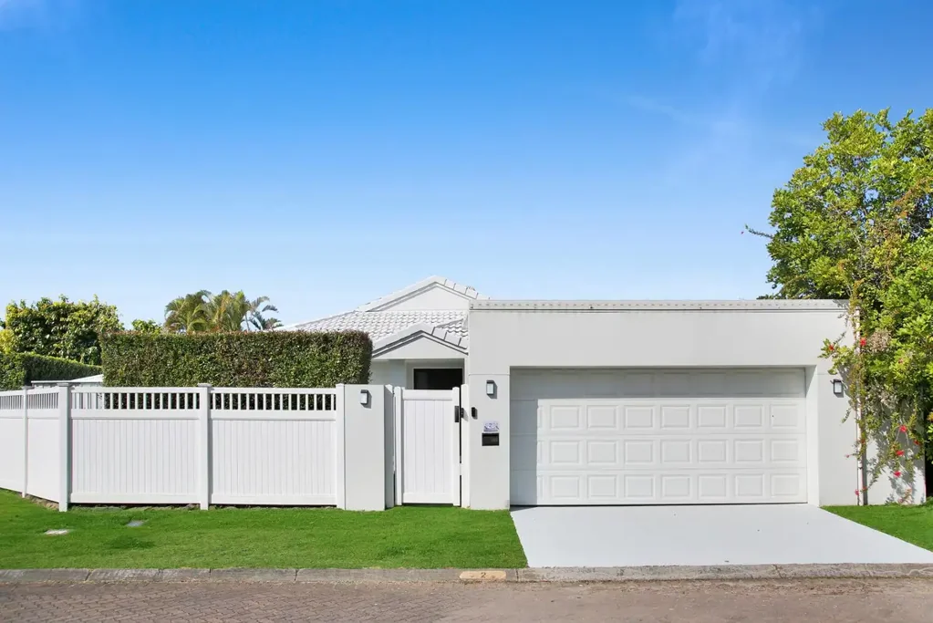 Burleigh Waters 4Kwarto Spacious, Stylish & Perfectly Positioned – Your Burleigh Waters Oasis Awaits