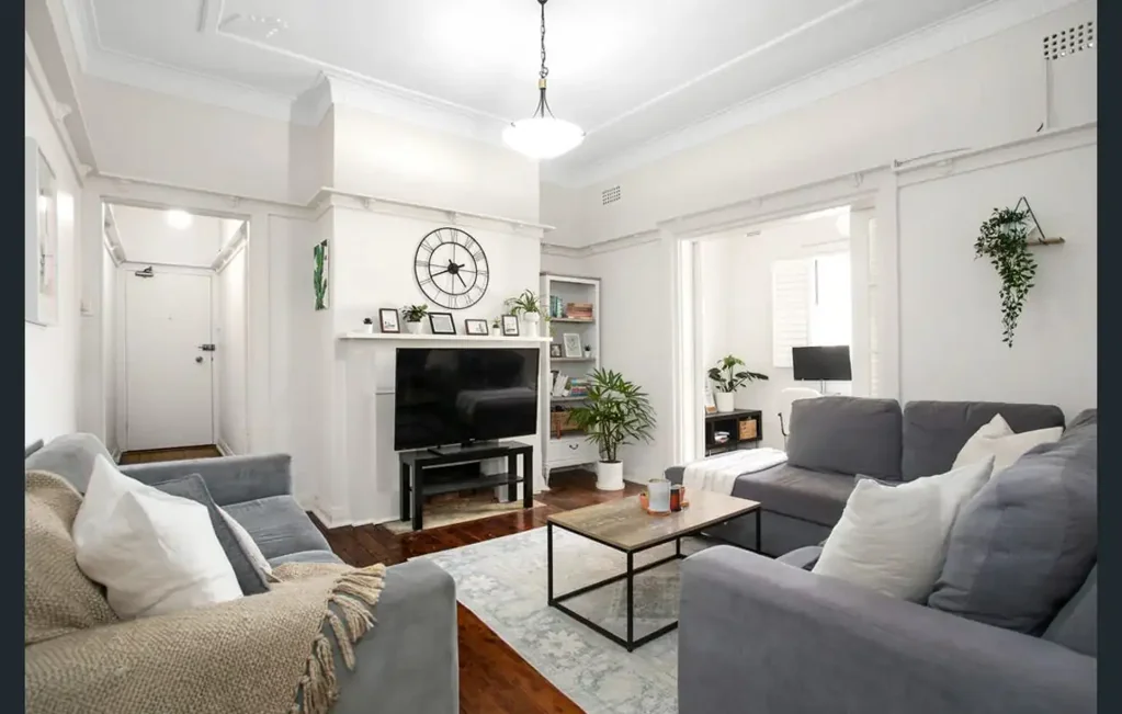 Stunning Top Floor Art Deco Apartment with Study Located in Queens Park For Lease