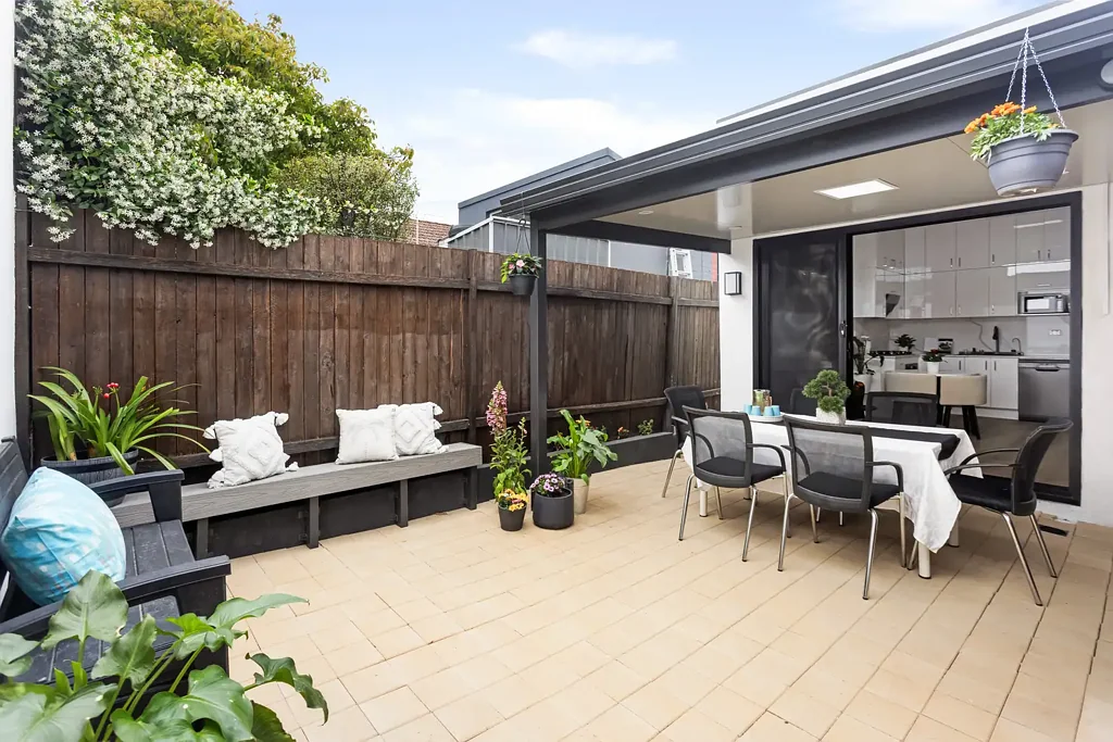 Sydenham 3房 创意砖砌外观 现代低维护 开放式生活空间 超时尚电器 充足储物空间 步行至地铁站 A stunning transformation of a character semi