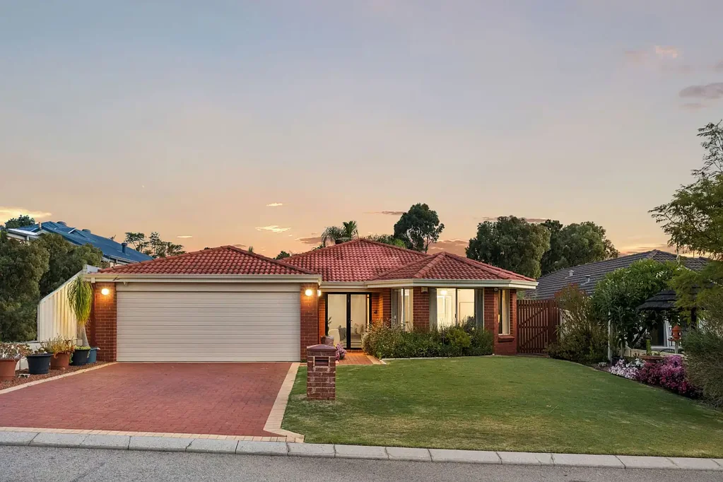 Kinross 4Kwarto Beautifully presented Kinross family home with bushland outlook