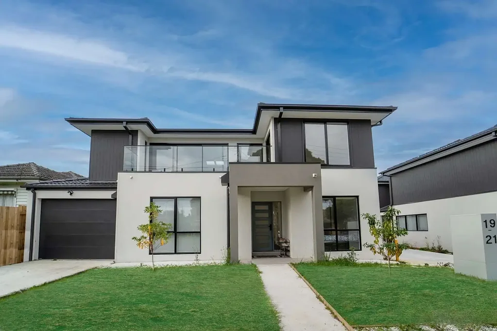 Dandenong 4 Bedroom Luxury Townhouse with Balcony!!