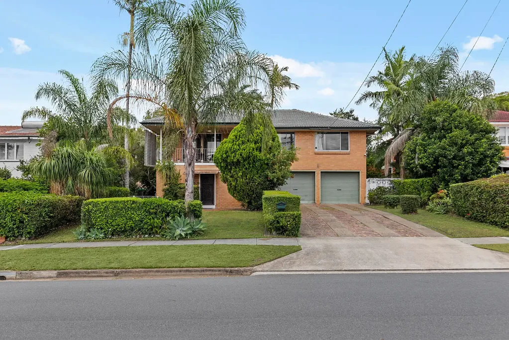 Chermside West 3房 Chermside West 607㎡地块 抛光木地板 多功能楼下区 带顶棚露台 俯瞰泳池 家庭友好 位置优越 Elevated Living with Lifestyle Appeal & Future Potential