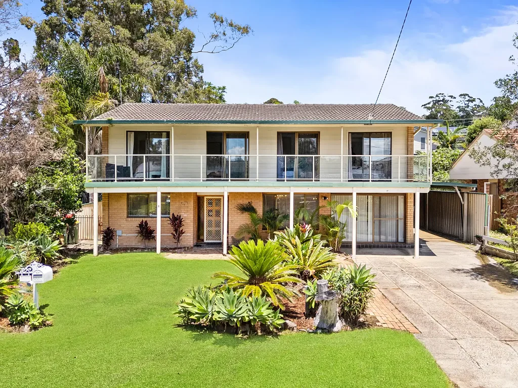 8 Althea Place, Point Clare, NSW 2250