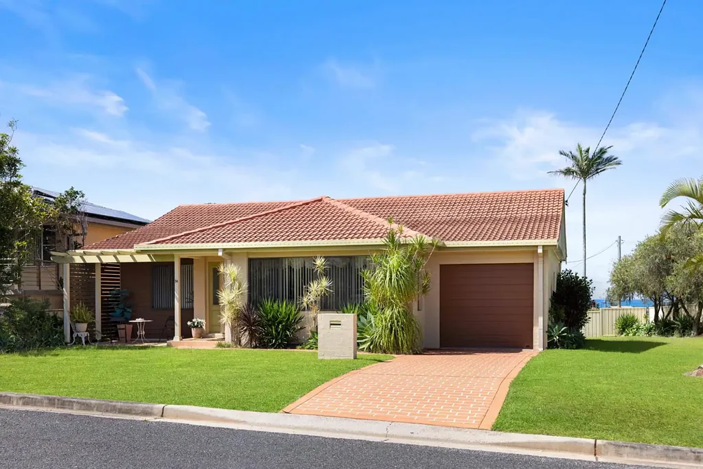 14 Parry Street, Lake Cathie, NSW 2445