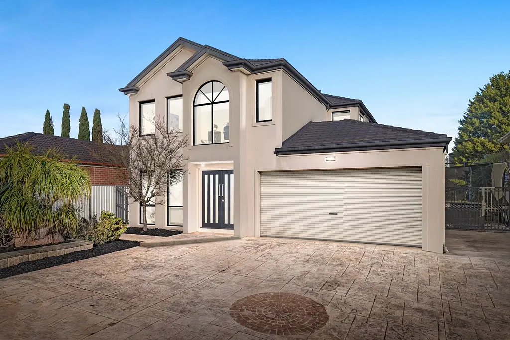 Rowville 4房 宽敞阳光奢居 高端厨房电器 大型娱乐区域 豪华主卧套房 管道供暖空调 双车库街外位 地理位置优越 Exquisite Family Retreat