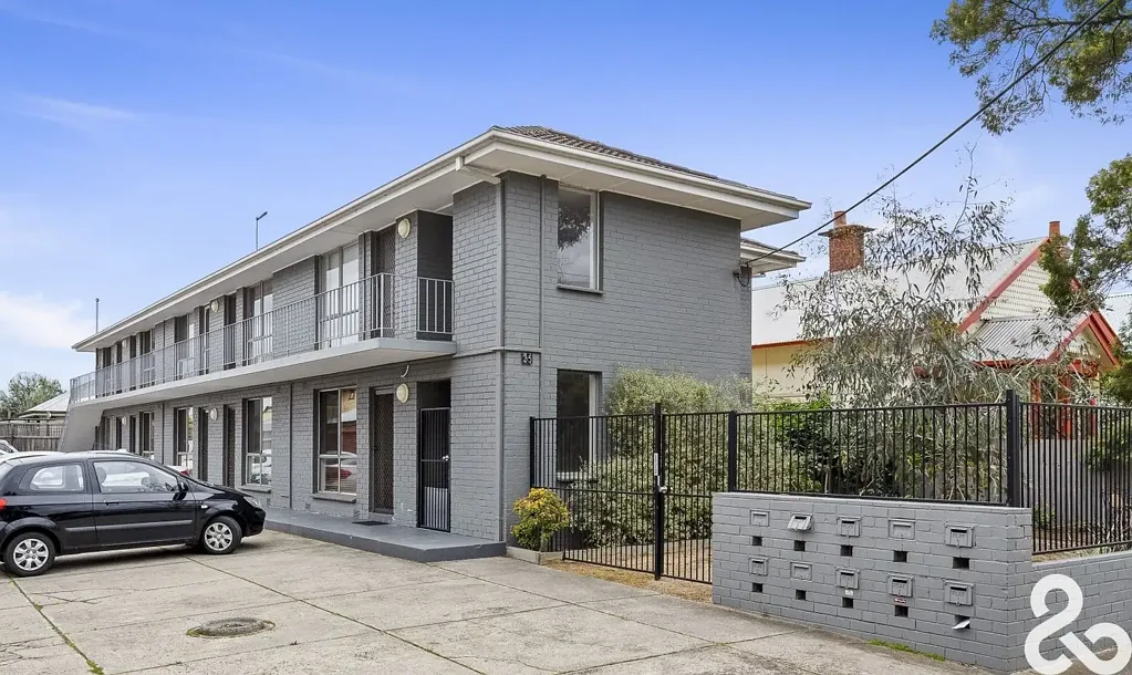 Renovated and Refreshed Apartment opposite Croxton Station