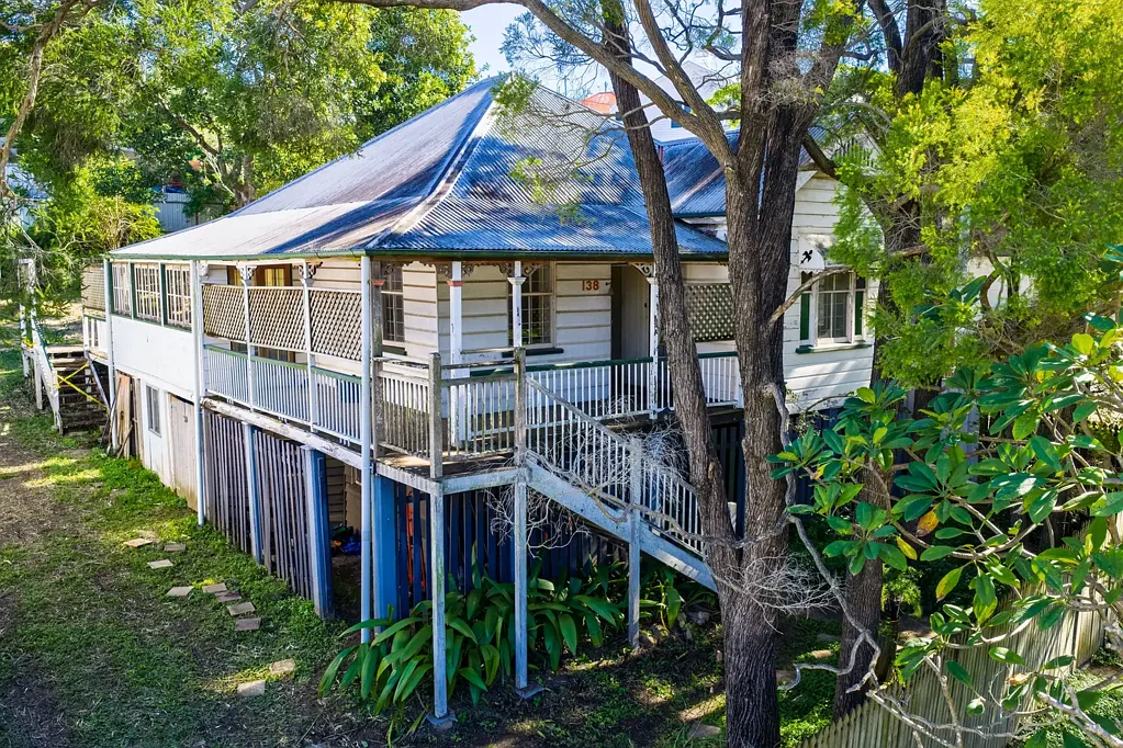 Kelvin Grove 3房 罕见的原始 Queenslander 住宅 - 在 562m² 土地上修复、扩建或开发 Rare Original Queenslander - Restore, Extend or Develop on 562m²