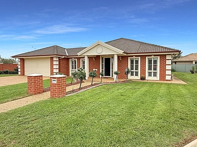 Leeton 4 Slaapkamer WHAT AN OUTLOOK