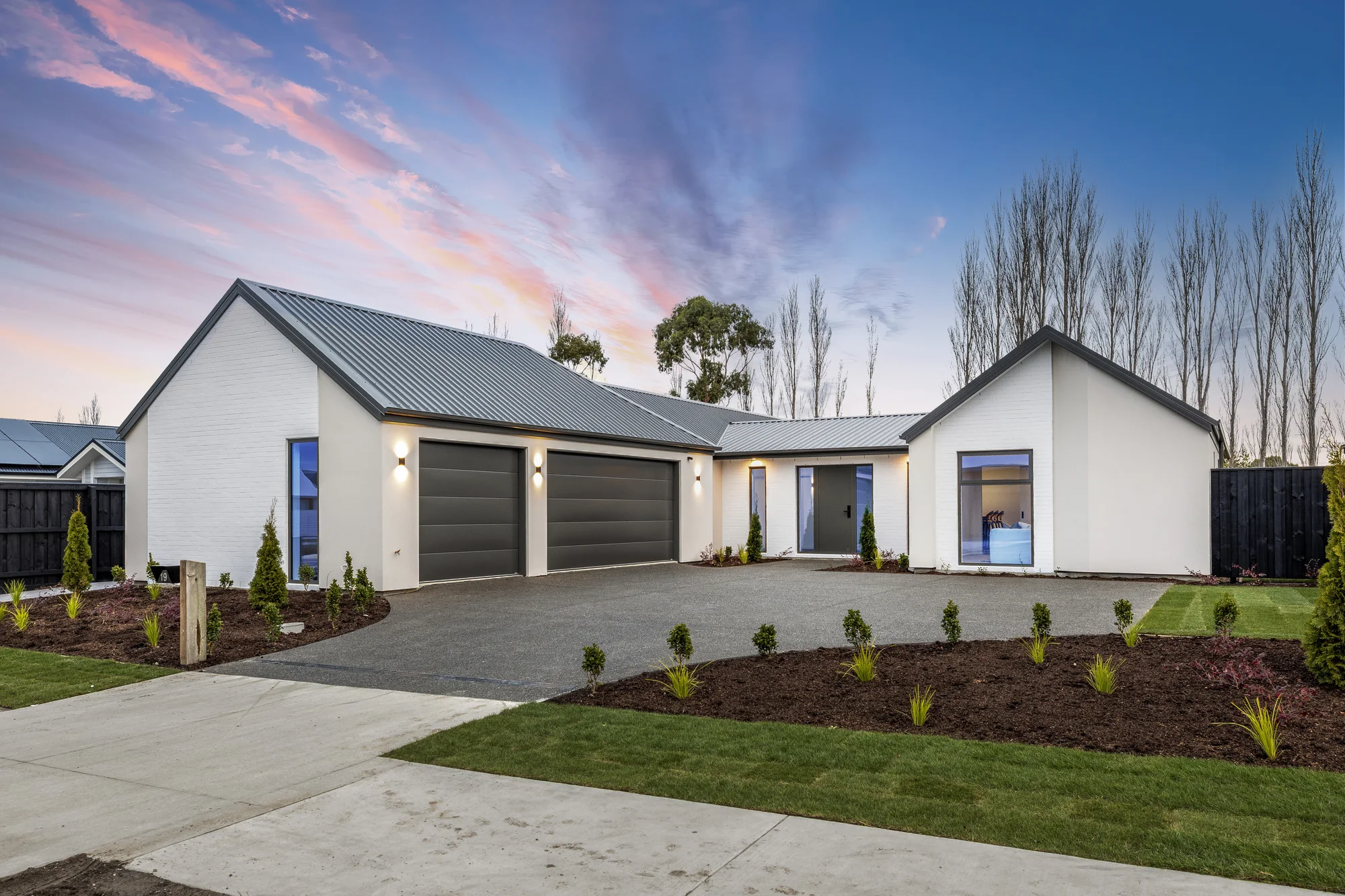 Rangiora 4침실 Architectural design with triple car garaging