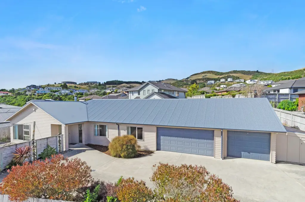Tawa 4 Bedroom 4 Bed - 3 Garage - 2 Lounge - Single Level