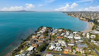 2/14 Clifton Road, Waiake, North Shore City