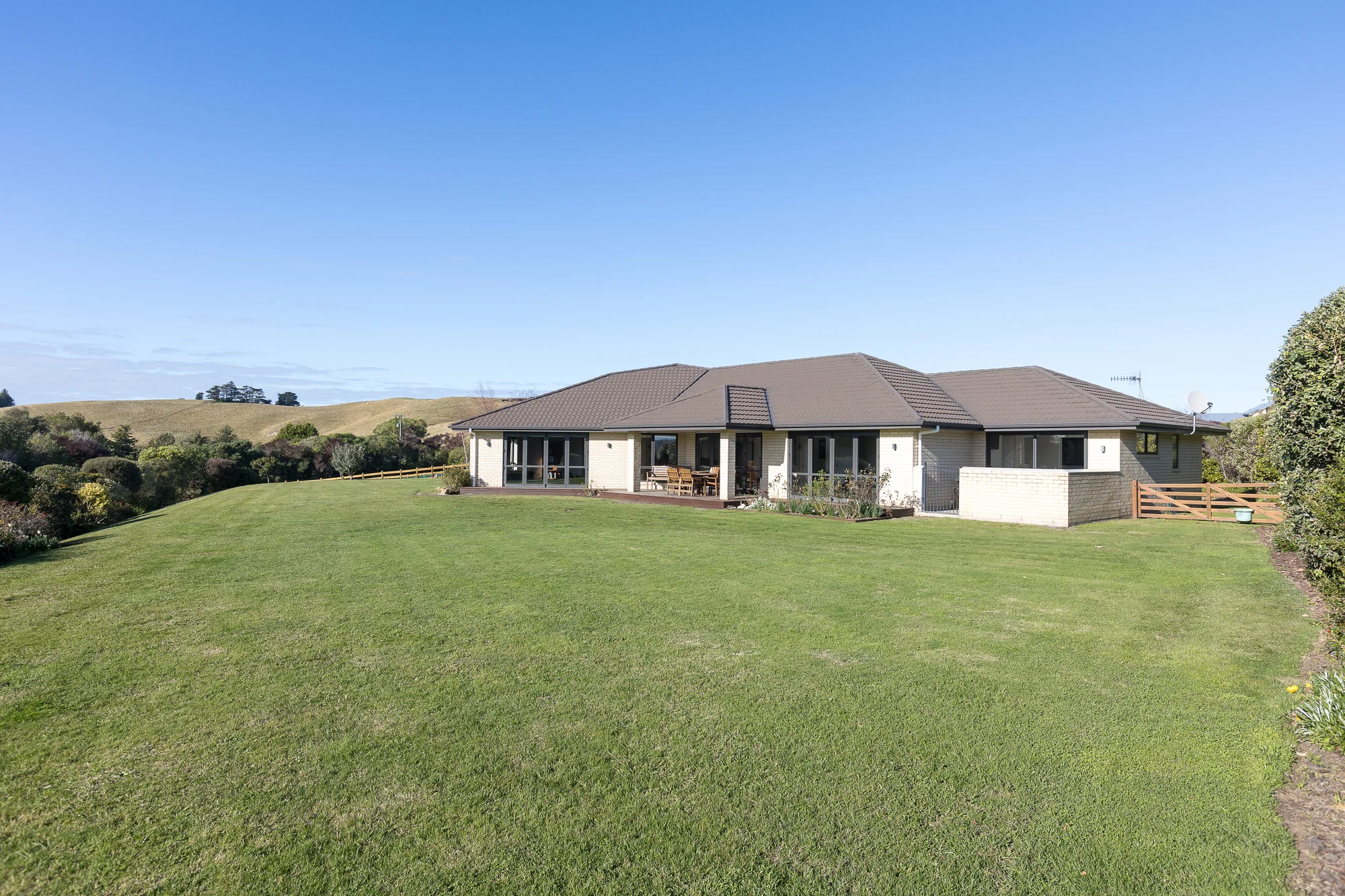 Poraiti 4 Bedroom Country Calm, City Convenience