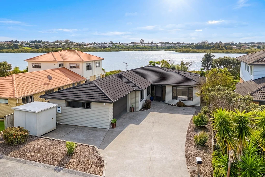 Wattle Downs 4Zimmer Waterfront Paradise in Reremoana Zone: Lucky #8!