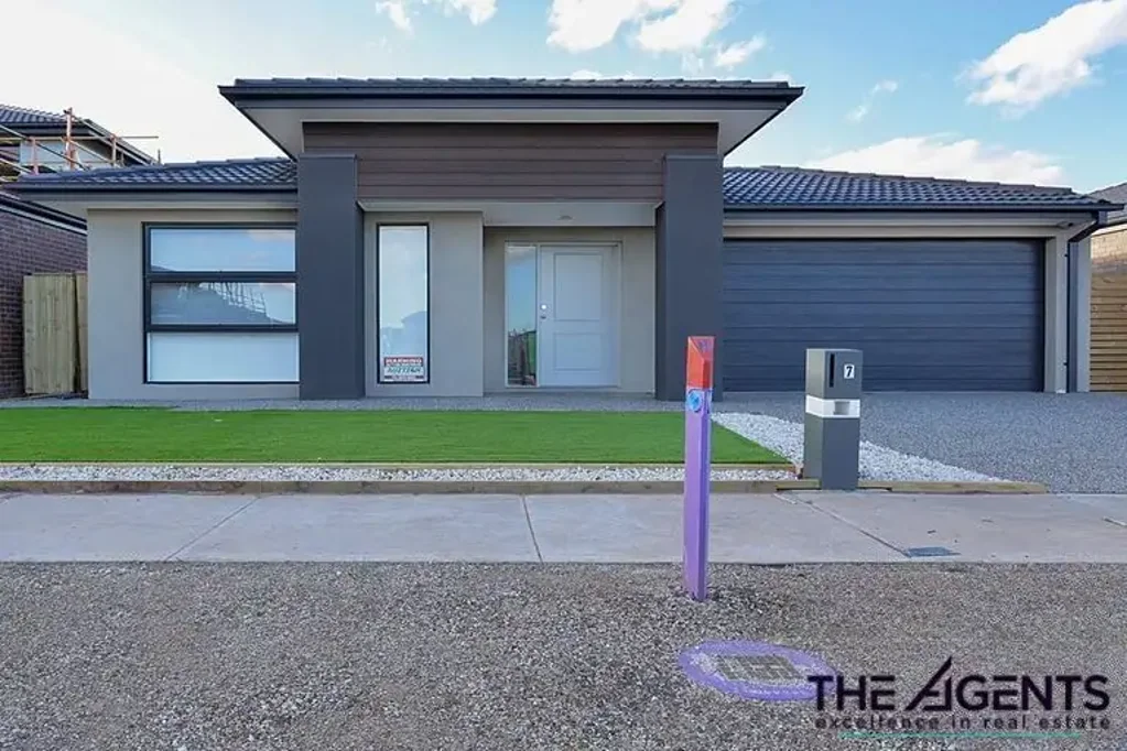 Modern 4-Bedroom Home with Spacious Living & Backyard Bliss