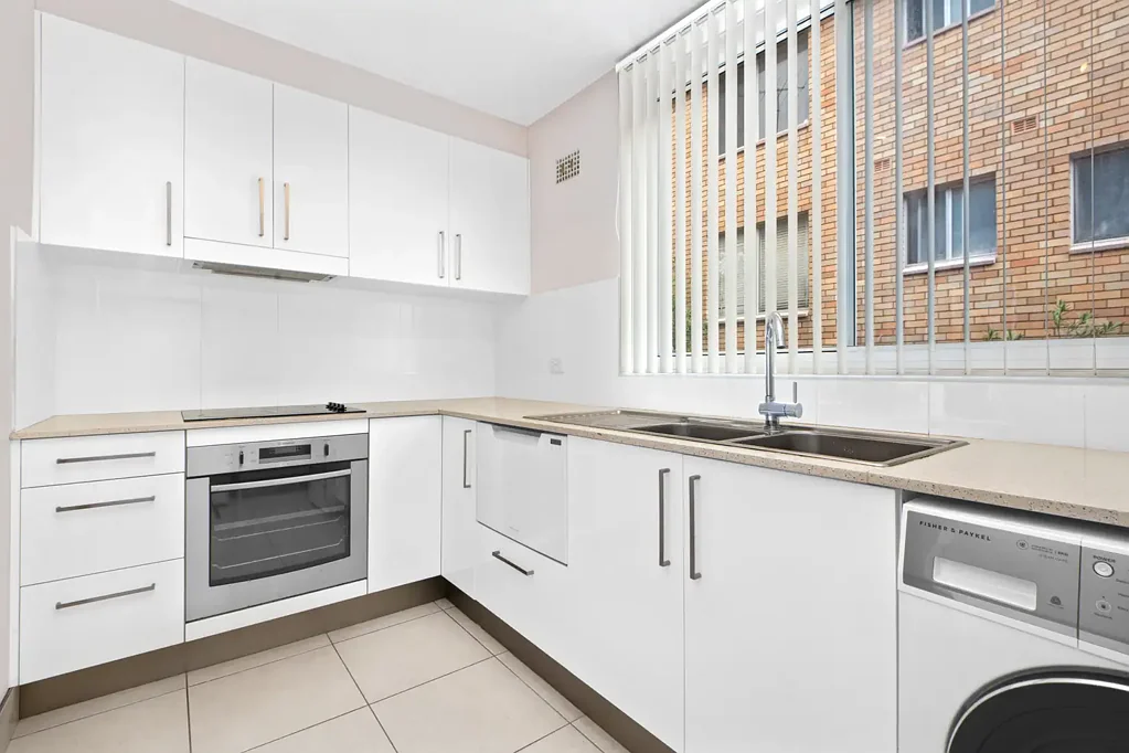 " Lifestyle Location & Sunfilled Beachside Apartment "