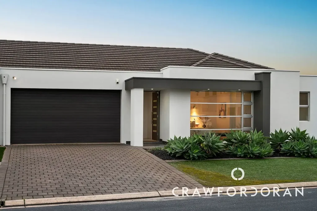 West Lakes Shore 3Kwarto Lakeside Luxe in Prized Circuit