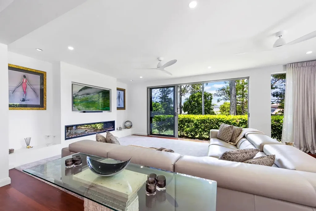 Hope Island 3Kwarto Saturday open home cancelled. Spacious Renovated End-Townhouse with Private Garden & Spa