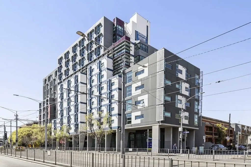 Carlton 2房 墨尔本大学旁学生公寓 2卧1卫高租金回报 家门口tram服务 专业学生社区设施全 Exceptional Student Investment RETURNING $3130 PER MONTH!