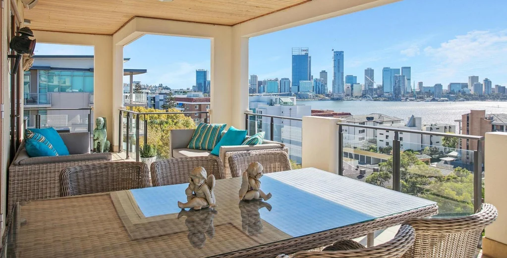 South Perth 2房  South Perth Penthouse Perfection, elegance, breathtaking city and river views plus a roof deck.