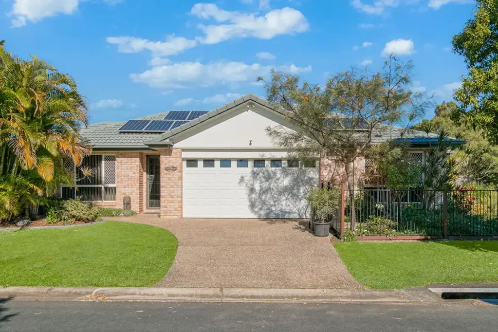 Banora Point 3房  Tastefully Renovated with Display Home Presentation