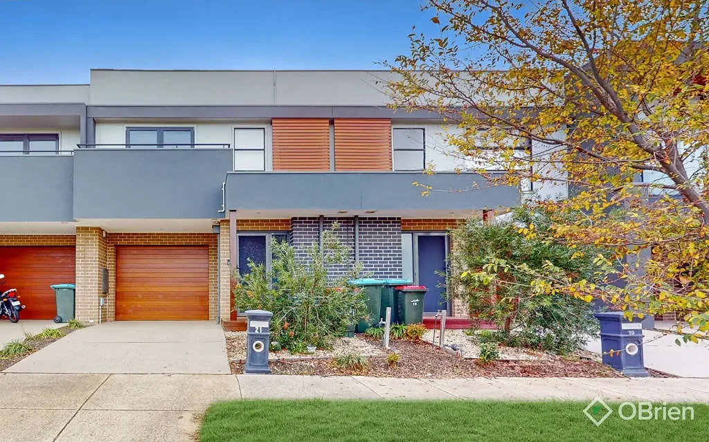 MODERN TOWNHOME WITH SOLAR SAVINGS IN PRIME LOCATION!
