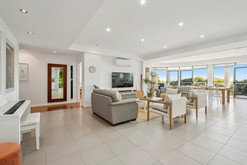 Coffs Harbour 3 Bedroom Expansive Coastal Elegance in the Heart of the Jetty