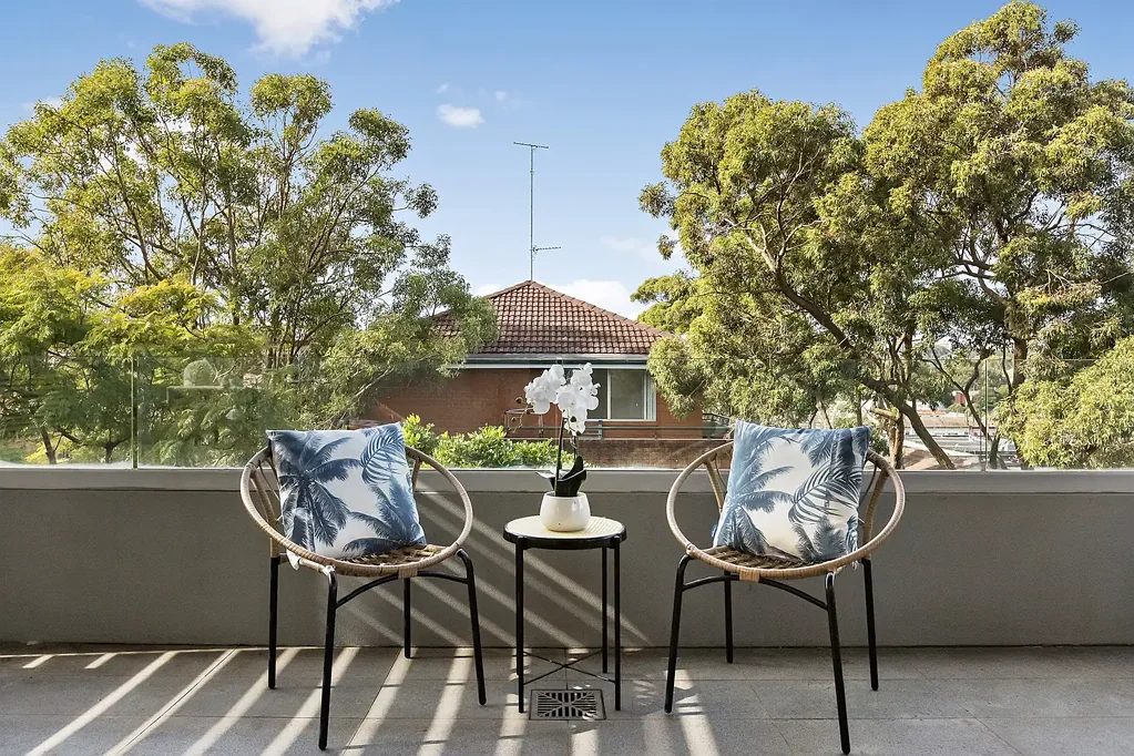 Fantastic Location & Beautifully Renovated | Three Bedroom Apartment