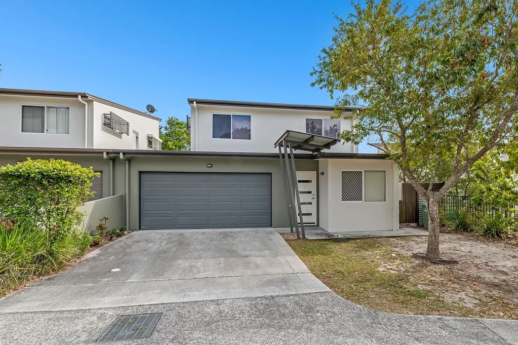 Upper Coomera 5 Bedroom Spacious Five-Bedroom Townhouse in the Prestigious Diamond Hill Complex