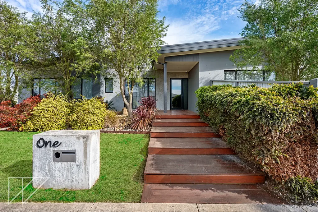 Warragul 3Phòng ngủ Custom-Built Luxury in Chesterfield Estate