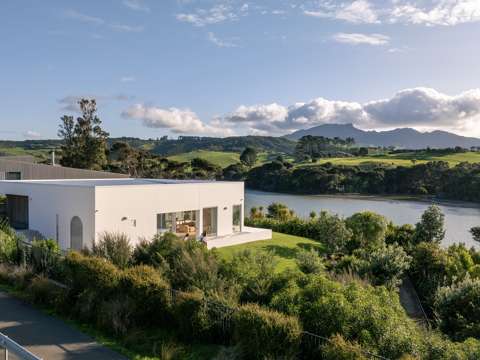 Raglan 3房  Amazing waterfront- Now Priced!