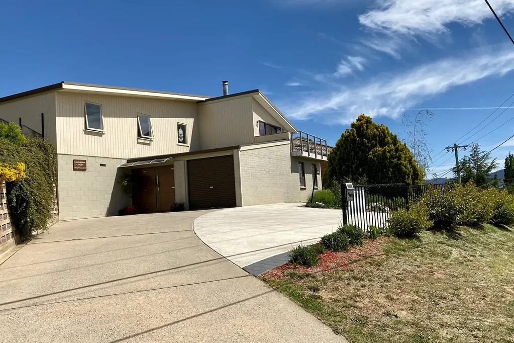 🏡 Family Home with Stunning Lake Views – Jindabyne Town Centre