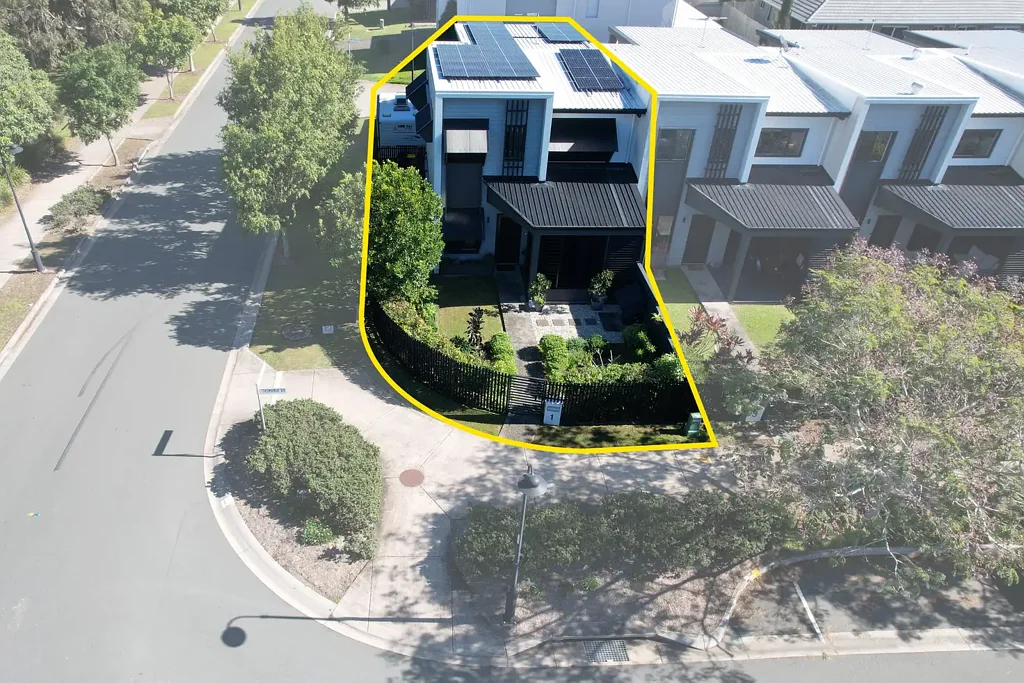 Newport 3 Slaapkamer One of Newport's Finest Freehold Townhomes with Reserve Outlook & Caravan Storage
