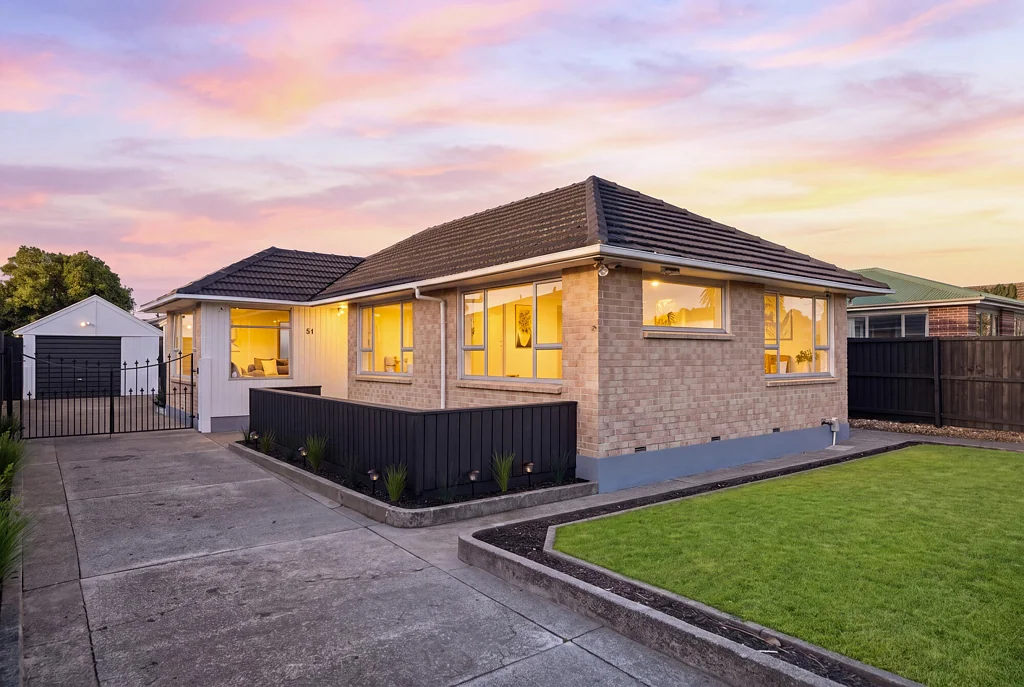 Wainoni 3房  Beautifully Renovated Family Home – Bonus Studio