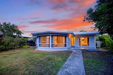 Bowen 4Habitaciones Spacious Family Home with Side Access, Shed & Investment Potential