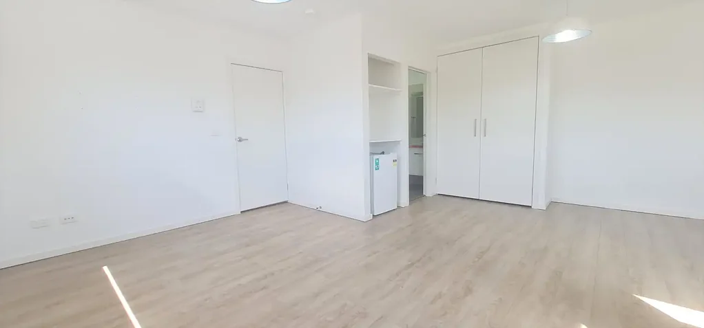 Single room in rooming house - Prime location!
