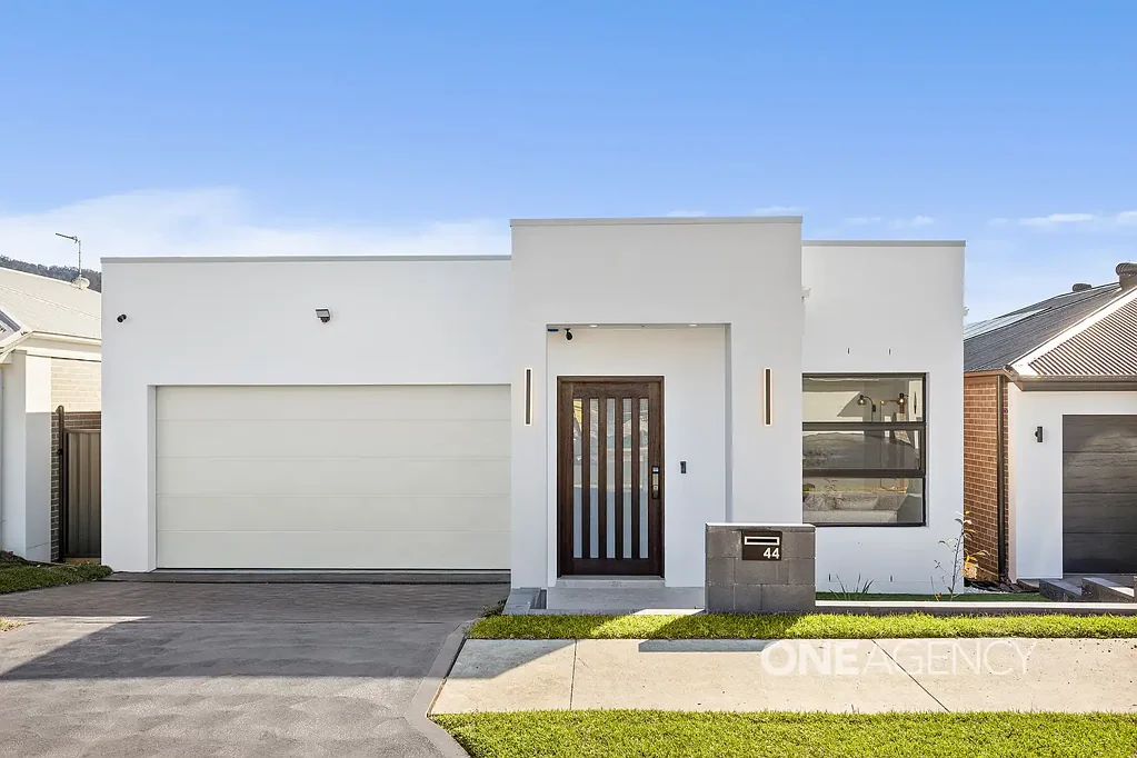 Huntley 4 Bedroom ESCARPMENT VIEWS, MODERN ELEGANCE