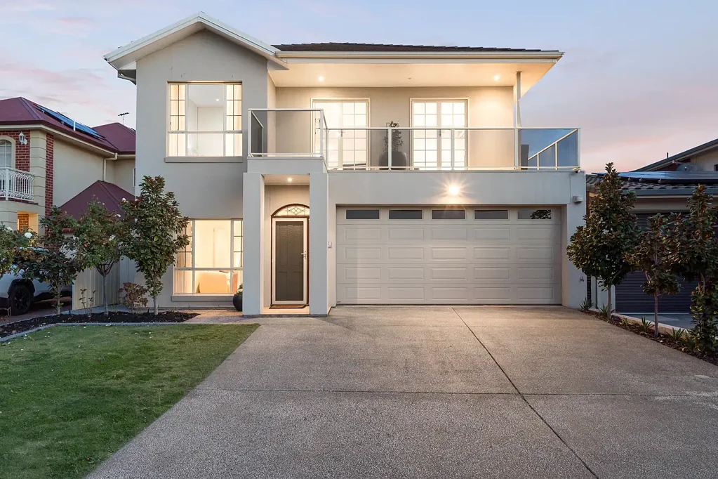 West Lakes 5Zimmer A Sophisticated Home Elevated by its Views.