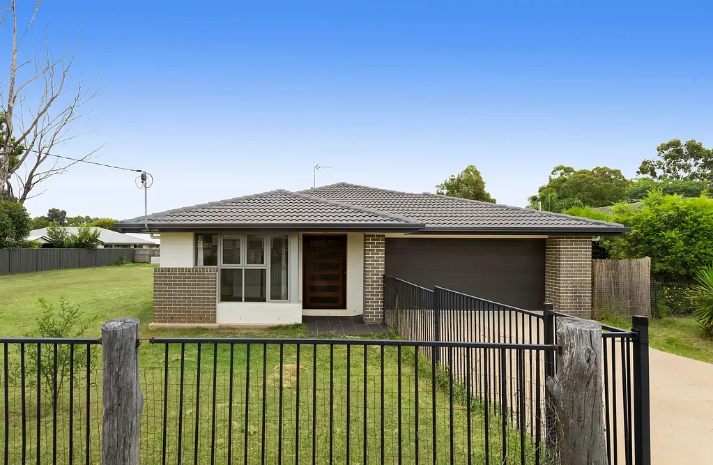 14 Mason Street, Oakey, QLD 4401