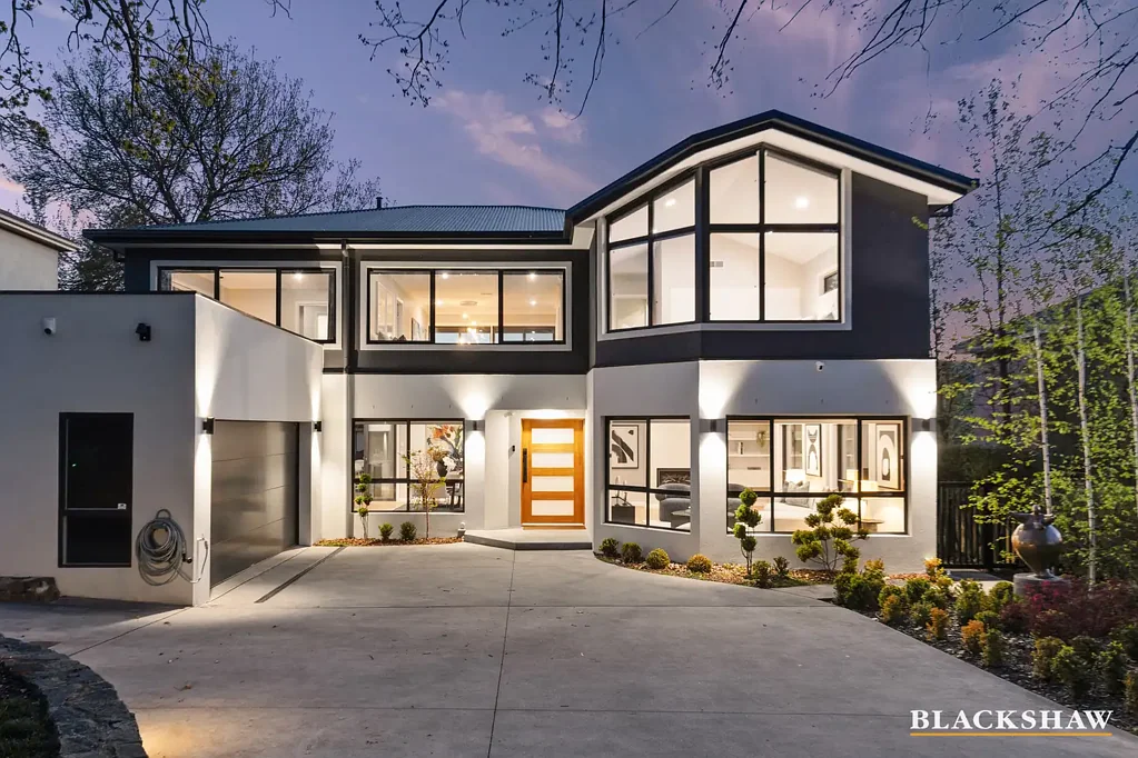 Griffith 6房  An exceptional location sets the scene for this luxurious family entertainer