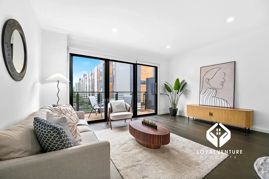 Port Melbourne 3房 宁静环境中精致的联排别墅生活 *Expression of Interests by 5pm 29 Aug* Sophisticated Townhouse Living in a Peaceful Setting
