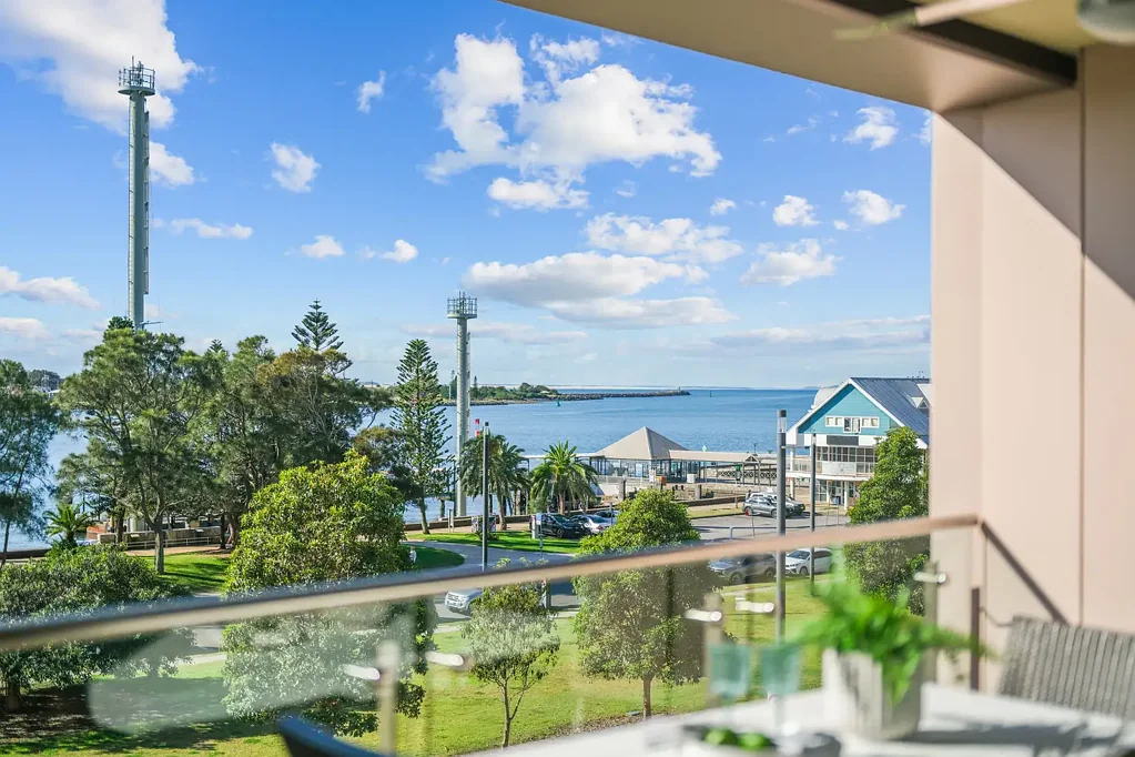 Newcastle 3房  Put simply, front row harbour views at silk house