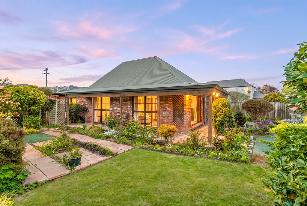Somerfield 2ਬੈੱਡਰੂਮ A Freehold Gem with Cottage Charm