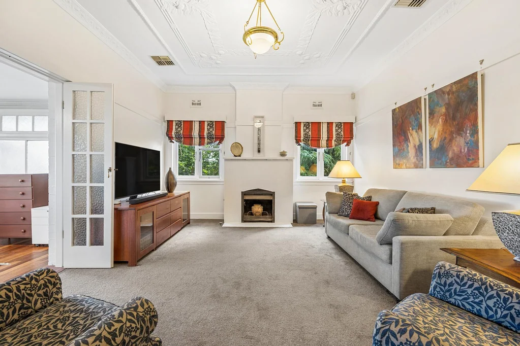 Gladesville 3房 双入口设计，经典建筑魅力+卓越生活品质，616.1㎡地块，步行至学校/购物中心！ Timeless Family Charm with Dual Street Frontage (Access from Osgathorpe Street Gladesville)