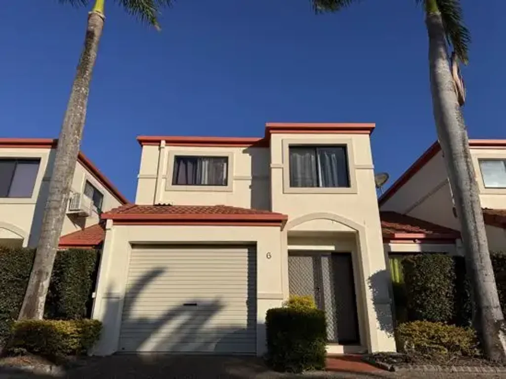 Modern Townhouse in Resort-Style Complex - Wynnum West