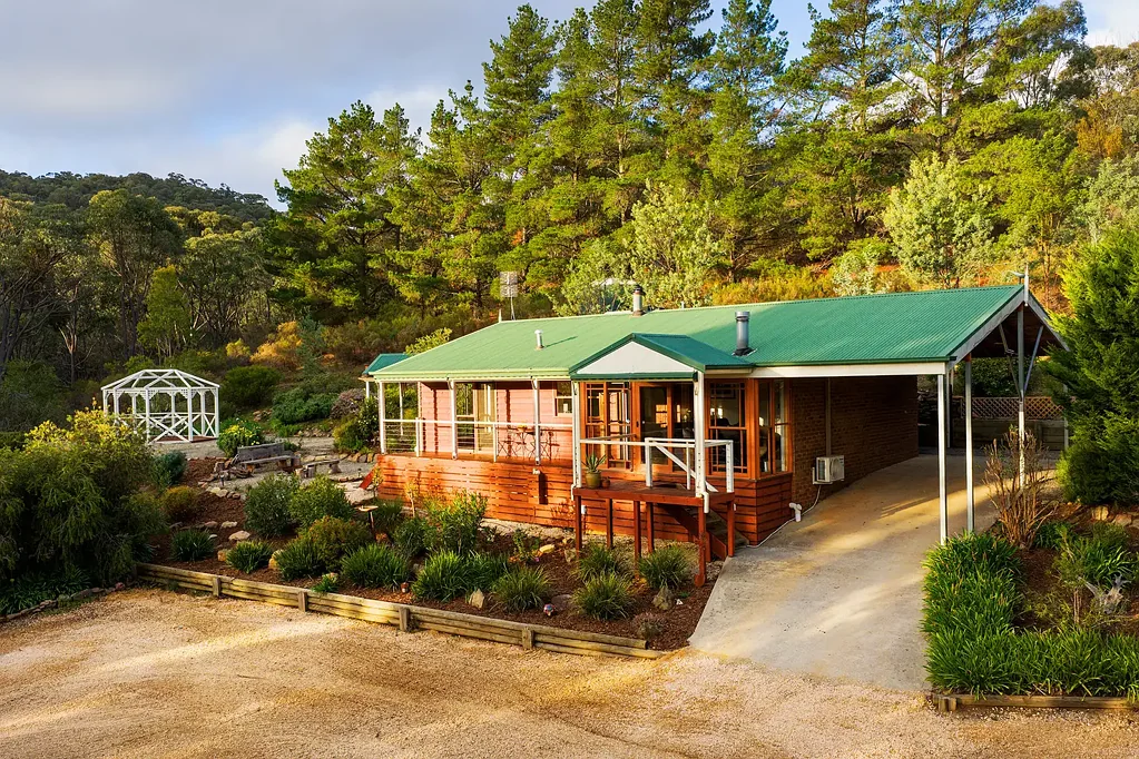 Chewton 3chambre Off-Grid Acreage with a Gold Rush Soul