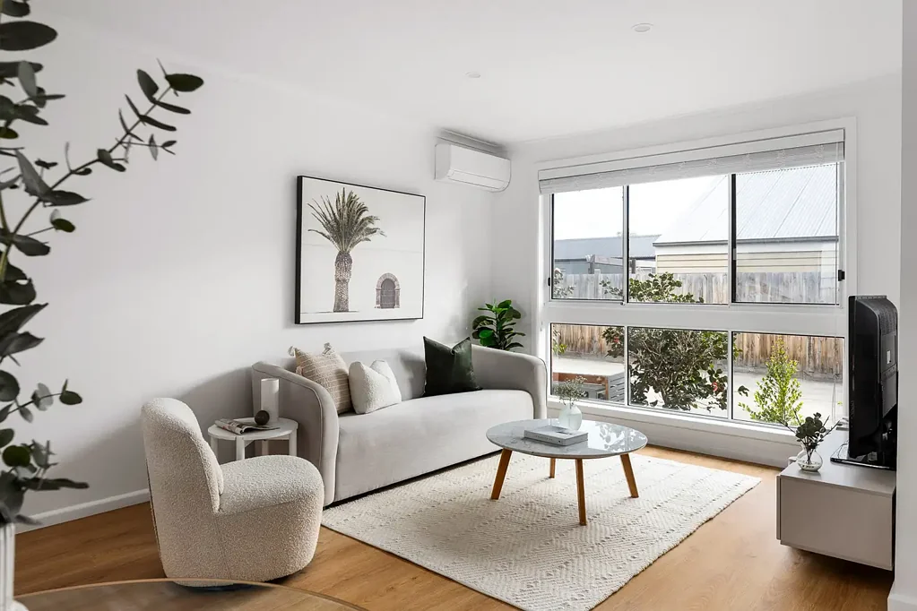 Northcote 2ห้องนอน Renovated, Light-Filled Northcote Living with Courtyard Appeal.