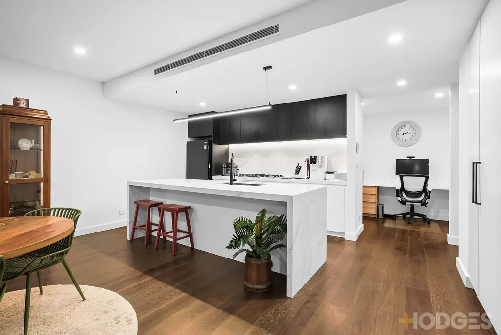 Bentleigh East 3房 私人安全行政宅 两车地下车位 三卧带套间 水漾厨房 开放空间 学习区 R/C冷暖 便捷学区商圈 PRIVATE, PEACEFUL & SECURE LIVING