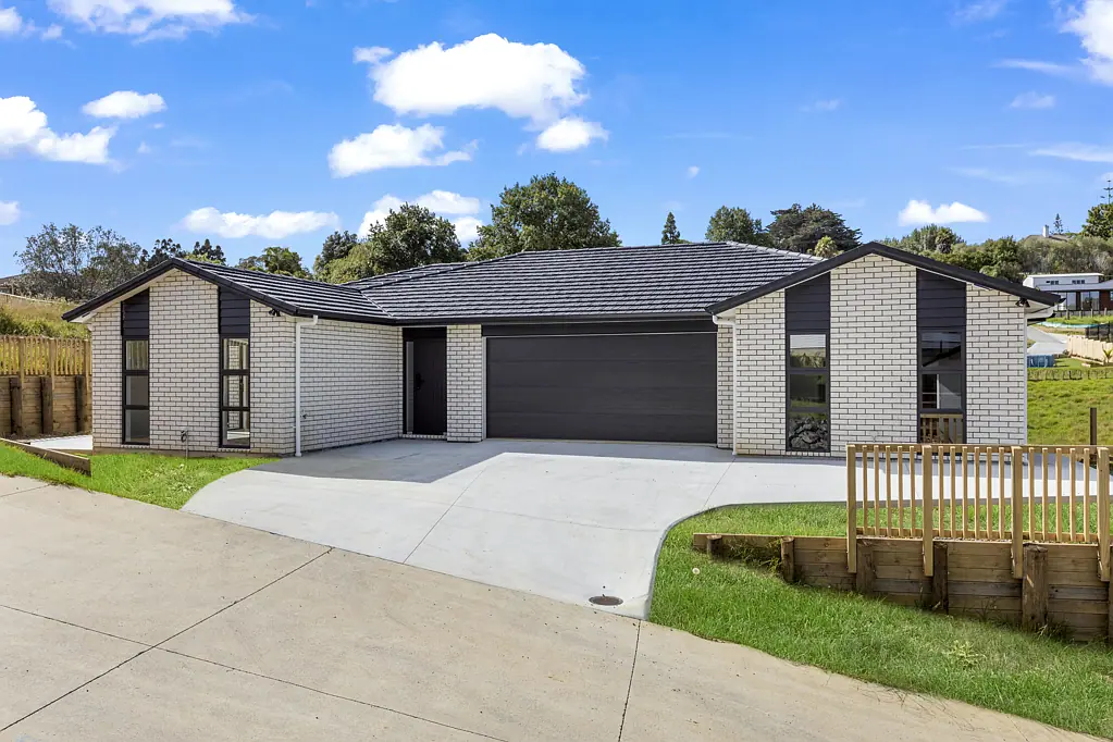 Warkworth 6બેડરૂમ Nearly New Home and Income!