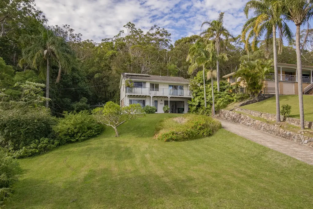 Coal Point 3ห้องนอน Expansive Estate with Lake Views & Endless Potential